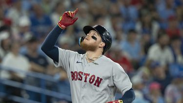 Alex Verdugo, de los Medias Rojas de Boston, celebra mientras recorre las bases con su cuadrangular solitario que definió la victoria para su equipo en la novena entrada del juego de béisbol en contra de los Azulejos de Toronto, el domingo 2 de julio de 2023, en Toronto. (Frank Gunn/The Canadian Press vía AP)