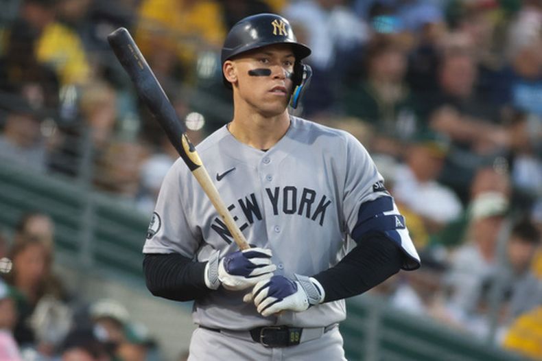 Aaron Judge de los Yankees de Nueva York espera antes de batear en la quinta entrada ante los Atléticos el sábado 30 de mayo del 2026. (AP Foto/Scott Marshall)