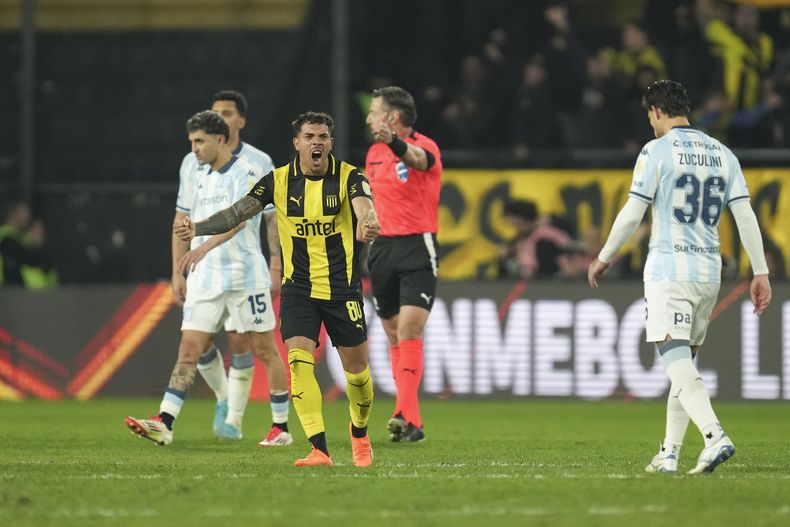 David Terans, de Peñarol de Uruguay, festeja luego de marcar ante Racing de Argentina, el martes 12 de agosto de 2025 (AP Foto/Matilde Campodonico)
