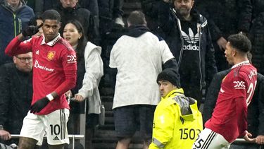 Marcus Rashford (izquierda), del Manchester United, festeja tras anotar ante el Tottenham en un partido de la Liga Premier inglesa, el jueves 27 de abril de 2023 (AP Foto/Alastair Grant)
