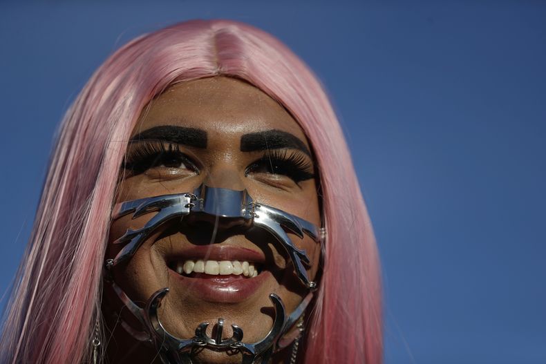 Un con una máscara mecánica punk espera el inicio del concierto gratuito de Lady Gaga en la playa de Copacabana en Río de Janeiro, el sábado 3 de mayo de 2025. (Foto AP/Bruna Prado)
