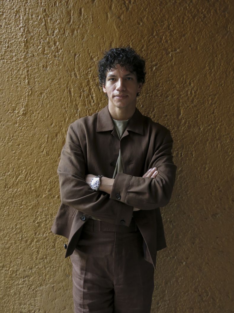 El bailarín y actor mexicano Isaac Hernández posa para un retrato para promocionar su espectáculo Despertares en la Ciudad de México, el 9 de abril de 2024. Despertares celebrará su décima edición el 23 de agosto. (Foto AP/Berenice Bautista)