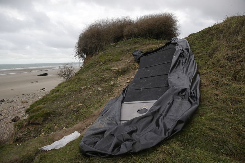 Esta imagen de archivo muestra una balsa hinchable dañada a la orilla del mar en Wimereux, el 25 de noviembre de 2021, cerca de Calais, en el norte de Francia. (AP Foto/Michel Spingler, archivo)