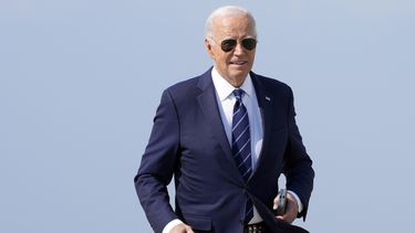 El presidente Joe Biden camina para hablar con reporteros en la Base de la Fuerza Aérea Andrews en Maryland, el lunes 15 de julio de 2024. (AP Foto/Susan Walsh)