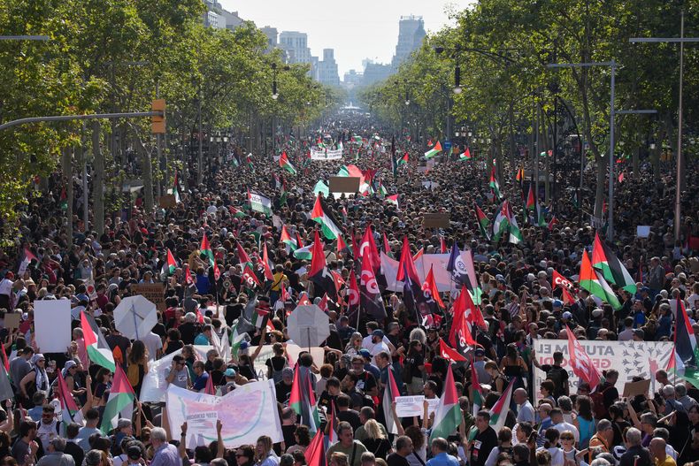Participantes en una manifestación propalestina abarrotan una calle del centro de Barcelona, el 4 de octubre de 2025, (AP Foto/Emilio Morenatti)