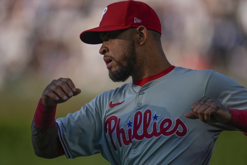El panameño Edmundo Sosa, de los Filis de Filadelfia, calienta para el juego del miércoles 3 de julio de 2024, ante los Cachorros de Chicago (AP Foto/Erin Hooley)