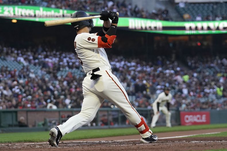Michael Conforto, de los Gigantes de San Francisco, conecta un jonrón de tres carreras en la segunda entrada del encuentro contra los Filis de Filadelfia, en San Francisco, el lunes 15 de mayo de 2023. (AP Foto/Jeff Chiu)
