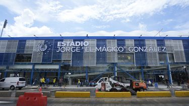 Trabajadores con maquinaria realizan los últimos preparativos para la ceremonia inaugural de los Juegos Centroamericanos y del Caribe en San Salvador, el jueves 22 de junio de 2023 (AP Foto/Arnulfo Franco)