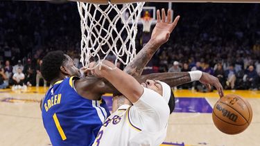 Anthony Davis, de los Lakers de Los Ángeles, y JaMychal Green, de los Warriors de Golden State, colisionan en el encuentro de playoffs disputado el sábado 6 de mayo de 2023 (AP Foto/Mark J. Terrill)