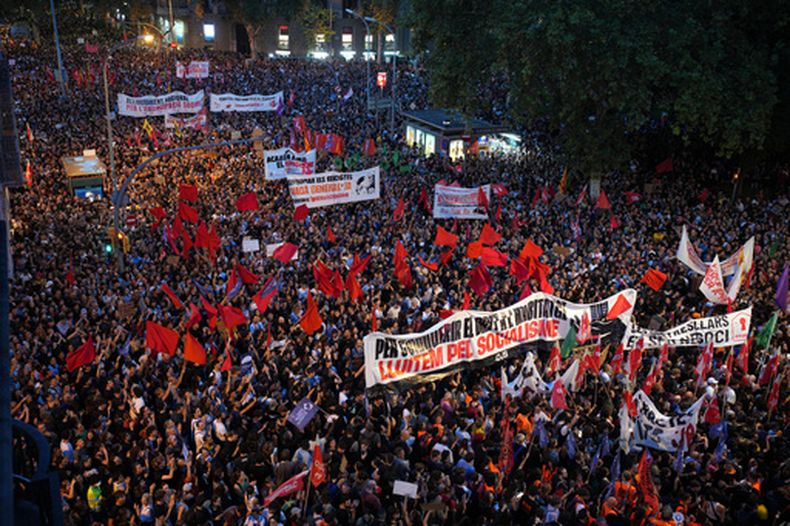 Decenas de miles de personas marchan en protesta por la crisis de vivienda en España, horas después de que el presidente del gobierno, Pedro Sánchez, anunciara unas elecciones generales anticipadas, en Barcelona, España, el lunes 5 de octubre de 2026. (AP Foto/Emilio Morenatti)