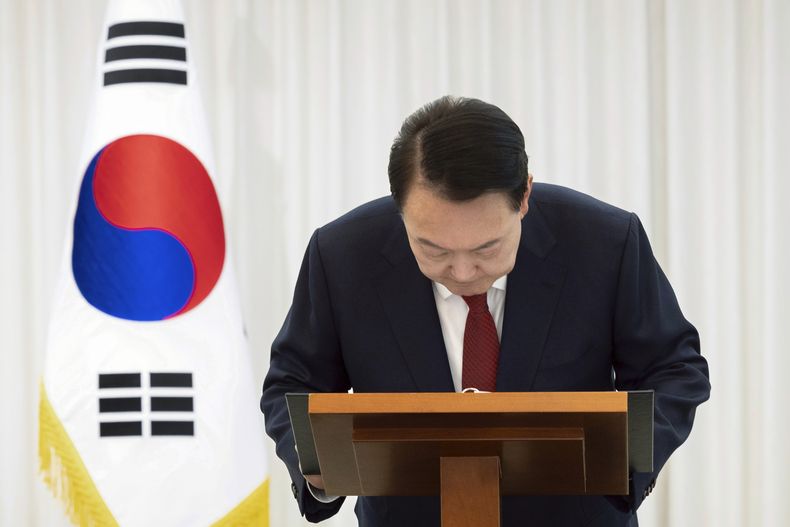En esta imagen de la presidencia de Corea del Sur difundida por Yonhap se ve al presidente de Corea del Sur Yoon Suk Yeol durante una reverencia mientras pronuncia un discurso en la residencia presidencial, el 14 de diciembre de 2024, en Seúl, Corea del Sur. (Oficina de la Presidencia de Corea del Sur/Yonhap vía AP)