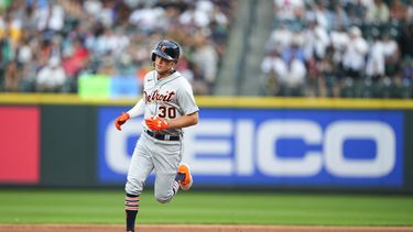 Kerry Carpenter, de los Tigres de Detroit, recorre las bases luego de batear un jonrón de tres carreras en el duelo del sábado 15 de julio de 2023, ante los Marineros de Seattle (AP Foto/Lindsey Wasson)
