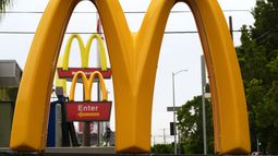 Letreros de McDonalds el 31 de marzo de 2026, en Los Ángeles. (AP Foto/Damian Dovarganes, Archivo)