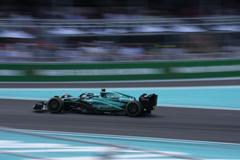 Fernando Alonso al volante de un Aston Martin durante el Gran Premio de Miami, el domingo 7 de mayo de 2023, en Miami Gardens, Florida. (AP Foto/Rebecca Blackwell)