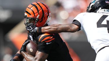 El cornerback de los Jaguars de Jacksonville Jarrian Jones recibe una penalización por jalar la máscara del receptor de los Bengals de Cincinnati Jamarr Chase en el encuentro del domingo 4 de octubre del 2026. (AP Foto/Joshua A. Bickel)