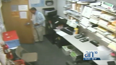 queda captado en camara de vigilancia  ladron que robo en farmacia de miami