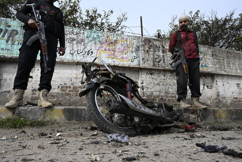 Policías examinan el lugar donde explotó una bomba a las afueras de Peshawar, Pakistán, el dmingo 10 de marzo de 2024. (AP Foto)