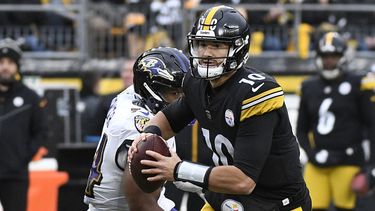 El quarterback de los Steelers de Pittsburgh Mitch Trubisky busca un receptor ante la presión del linebacker de los Ravens de Baltimore Tyus Bowser, en la segunda mitad del partido del domingo 11 de diciembre de 2022, en Pittsburgh. (AP Foto/Don Wright, Archivo)