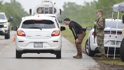 La policía registra vehículos cerca del centro de detención de inmigrantes en la Instalación Dade-Collier en Ochopee, Florida, el 2 de julio del 2025. (AP foto/Marta Lavandier)