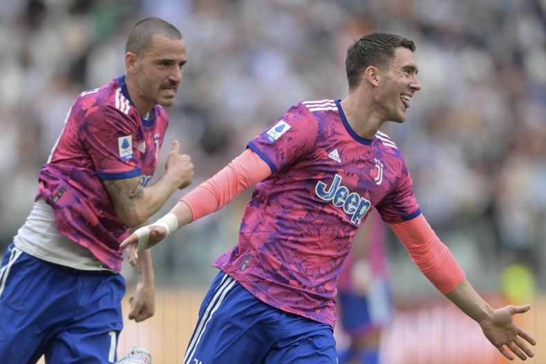 Dusan Vlahovic (derecha) celebra tras marcar un gol para Juventus en la victoria 2-1 ante Lecce en la Serie A, el miércoles 3 de mayo de 2023. (Tano Pecoraro/LaPresse via AP)