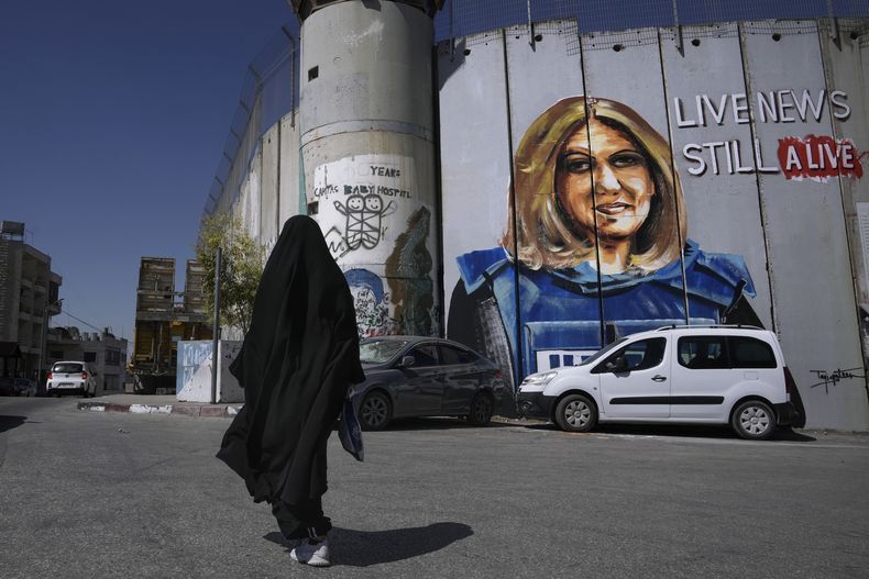 ARCHIVO - Un mural que muestra a la periodista palestino-estadounidense asesinada Shireen Abu Akleh se ve en el controversial muro de separación en la ciudad cisjordana de Belén, el miércoles 6 de julio de 2022. El mural del artista palestino Taqi Spateen compareció el miércoles por la mañana antes de una visita del presidente de Estados Unidos, Joe Biden. Según un reporte del Comité para Proteger a los Periodistas publicado el 9 de mayo de 2023, el ejército israelí ha evitado de forma sistemática la responsabilidad por la muerte de 20 periodistas en las dos últimas décadas, con investigaciones lentas y opacas que nunca han terminado en cargos o castigos. (AP Foto/Mahmoud Illean, Archivo)