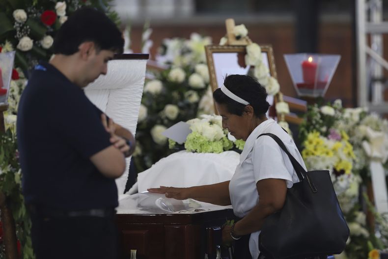 Varias personas rinden sus respetos al sacerdote jesuita y defensor de los derechos humanos José María Tojeira, después de su funeral en San Salvador, El Salvador, el jueves 11 de septiembre de 2025. (AP Foto/Salvador Meléndez)