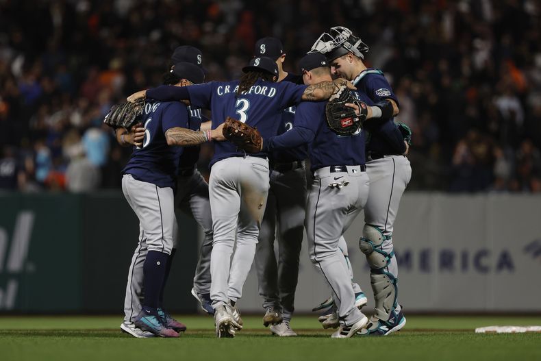 Jugadores de los Marineros de Seattle celebran su victoria por 6-5 en contra de los Gigantes de San Francisco, en San Francisco, el lunes 3 de julio de 2023. (AP Foto/Josie Lepe)