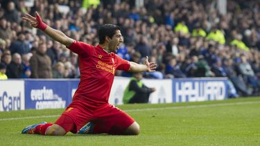 americateve | El jugador de Liverpool, Luis Su&aacute;rez, festeja un gol contra Everton en la liga Premier el s&aacute;bado, 23 de noviembre de 2013, en Liverpool, Inglaterra. (AP Photo/Jon Super)