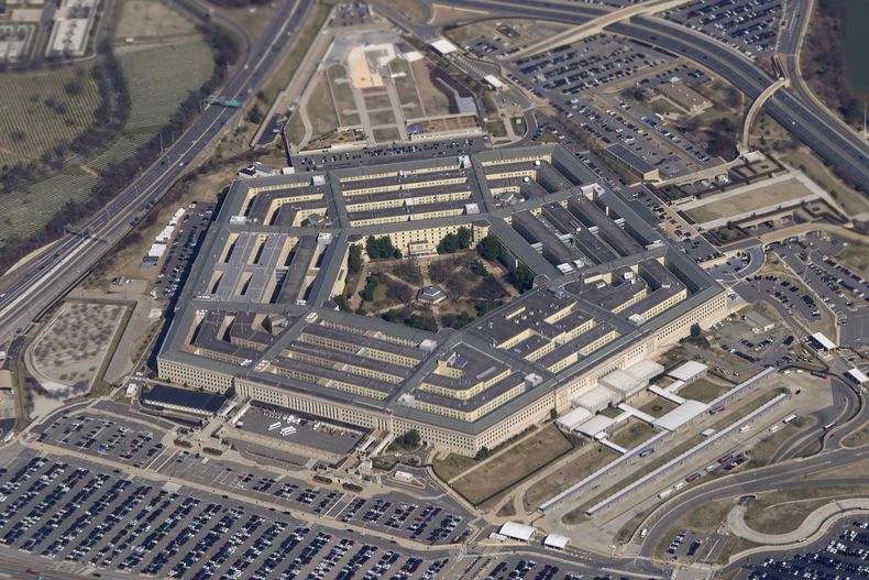 ARCHIVO - El Pentágono visto desde el avión presidencial mientras sobrevuela Washington, el 2 de marzo de 2022. (AP Foto/Patrick Semansky, Archivo)