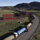 Camiones varados en Bolivia por protestas en Perú