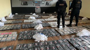 cayo en guatemala una avioneta procedente de venezuela con mil panelas de cocaina