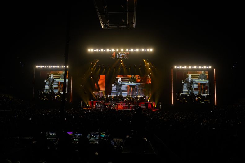 El cantante mexicano Luis Miguel se presenta en concierto en la Arena CDMX en la Ciudad de México, el martes 8 de octubre de 2024. (Foto AP/Eduardo Verdugo)
