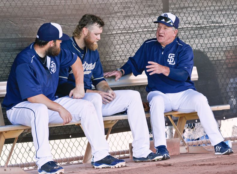 ARCHIVO - Foto del 21 de marzo del 2025, el catcher de los Padres de San Diego, Derek Norris, el pitcher Andrew Cashner y el exjugador y ganador del Cy Young Randy Jones antes del duelo ante los Diamondbacks de Arizona en el entrenamiento de primavera. (AP Foto/Lenny Ignelzi, Archivo)