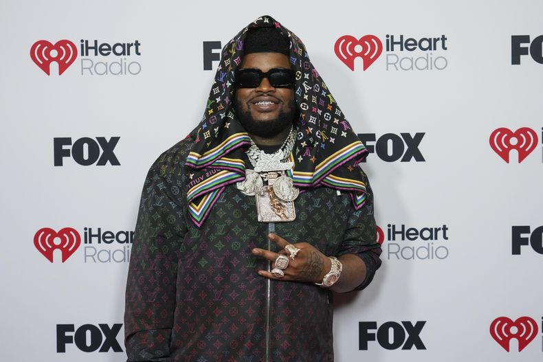 BossMan Dlow llega a los iHeartRadio Music Awards, el lunes 17 de marzo de 2025, en el Teatro Dolby de Los Ángeles. (Foto Jordan Strauss/Invision/AP)
