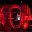 ARCHIVO - Taika Waititi, izquierda, y Rita Ora presentan los premios MTV EMA 2022 en Dusseldorf, Alemania, el 13 de noviembre de 2022. Los premios MTV EMA cancelaron su ceremonia 2023 prevista para el 5 de noviembre en París por la guerra entre Israel y Hamas. (Foto AP/Martin Meissner, archivo)