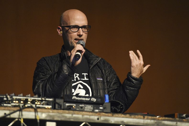 ARCHIVO - Moby se dirige al público en The Last Weekend Rally presentado por Swing Left en el Palace Theatre, el jueves 1 de noviembre de 2018, en Los Ángeles. (Foto Chris Pizzello/Invision/AP, archivo)