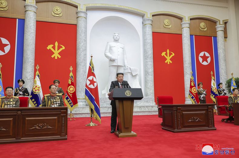 Esta fotografía, proporcionada por el gobierno norcoreano el lunes 10 de febrero de 2025, muestra al gobernante Kim Jong Un mientras pronuncia un discurso para conmemorar el 77mo aniversario de la fundación del Ejército Popular Coreano, el sábado 8 de febrero de 2025, en el Ministerio de Defensa en Pyongyang. (Agencia Central de Noticias de Corea/Korea News Service vía AP)