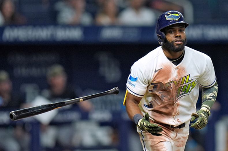 Cedric Mullins, de los Rays de Tampa Bay, arroja el bate después de conectar un cuadrangular frente a Janson Junk, lanzador de los Marlins de Miami, durante la sexta entrada del juego de béisbol de Grandes Ligas del viernes 15 de mayo de 2026, en San Petersburgo, Florida. (AP Foto/Chris OMeara)