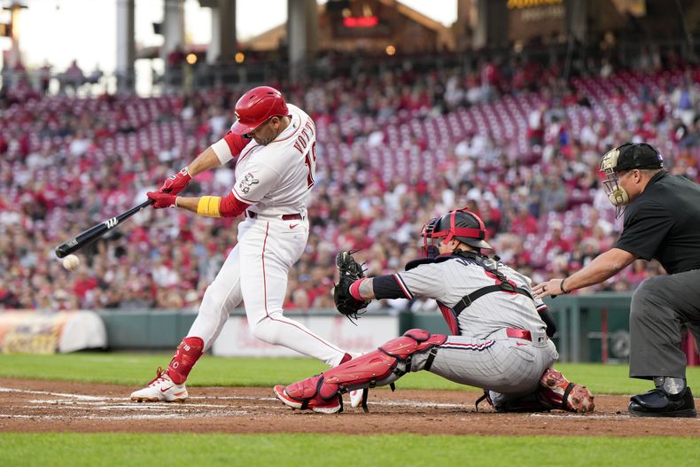 Joey Votto de los Rojos de Cincinnati pega un sencillo en la segunda entrada en el encuentro ante los Mellizos de Minnesota el lunes 18 de septiembre del 2023. (AP Foto/Jeff Dean)