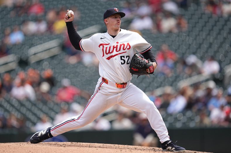 Zebby Matthews de los Mellizos de Minnesota lanza contra los Marlins de Miami, el jueves 14 de mayo de 2026, en Minneapolis. (AP Foto/Abbie Parr)