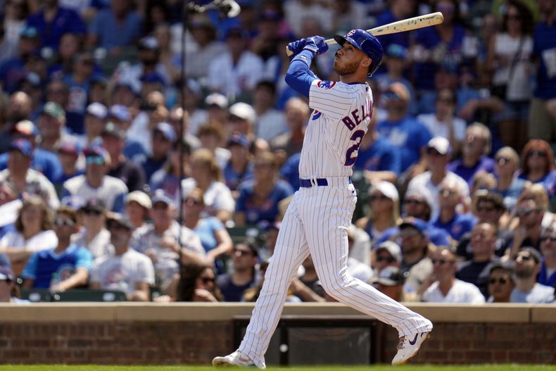 Cody Bellinger de los Cachorros de Chicago pega un jonrón de dos carreras en la primera entrada ante los Reales de Kansas City el sábado 19 de agosto del 2023. (AP Foto/Erin Hooley)