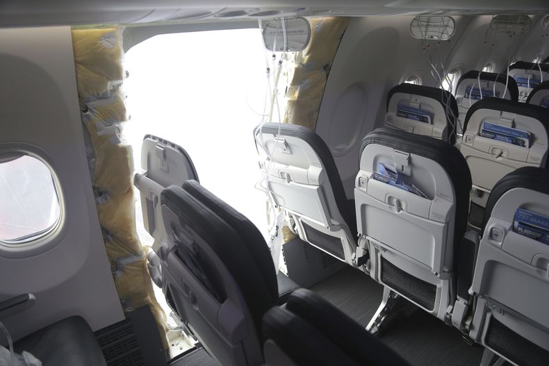 El avión Boeing 737-9 MAX de Alaska Airlines en que un panel se soltó en pleno vuelo. Foto tomada el 7 de enero de 2024, en Portland, Oregon, proveida por la Junta Nacional de Seguridad en el Transporte de EEUU.