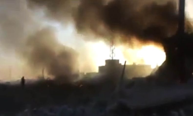 En esta imagen tomada de un video obtenido por Shaam News Network, que fue autenticada en base a su contenido y otras informaciones de la AP, se ve una columna de humo despu&eacute;s que un proyectil hizo impacto en las cercan&iacute;as de Homs, Siria, el