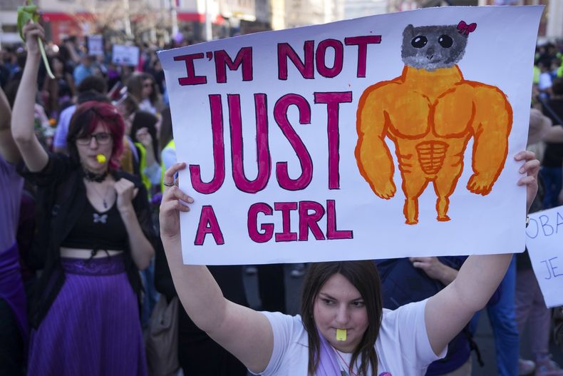 Personas marchan en apoyo a las mujeres durante el Día Internacional de las Mujeres en Belgrado, Serbia, el sábado 8 de marzo de 2025. (AP Foto/Darko Vojinovic)
