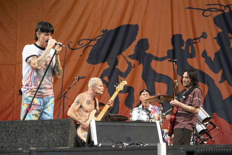 Chili Peppers honra a baterista de Foo Fighters en festival