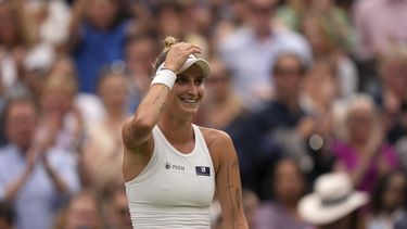 La checa Marketa Vondrousova celebra tras vencer en la final de Wimbledon a la tunecina Ons Jabeur y levantar su primer trofeo en un Grand Slam el sábado 15 de julio del 2023. (AP Foto/Alberto Pezzali)