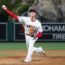 Shohei Ohtani (17) de los Angelinos de Los Ángeles lanza contra los Reales de Kansas en Anaheim, California, el viernes 21 de abril de 2023. (AP Foto/Ashley Landis)
