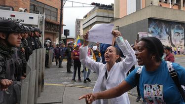 Las fuerzas de seguridad impiden a trabajadores públicos y pensionistas llegar al palacio presidencial durante una protesta por mejores salarios y derechos laborales en Caracas, Venezuela, el martes 13 de octubre de 2026. (Foto AP/Ariana Cubillos)