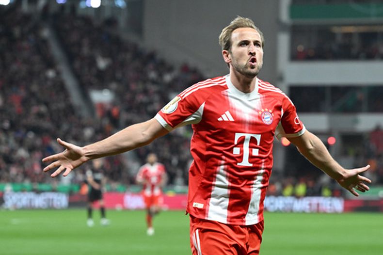 Harry Kane del Bayern Munich celebra tras abrir el marcador en la semifinal de la Copa Alemana ante el Bayer Leverkusen el miércoles 22 de abril del 2026. (Federico Gambarini/dpa via AP)