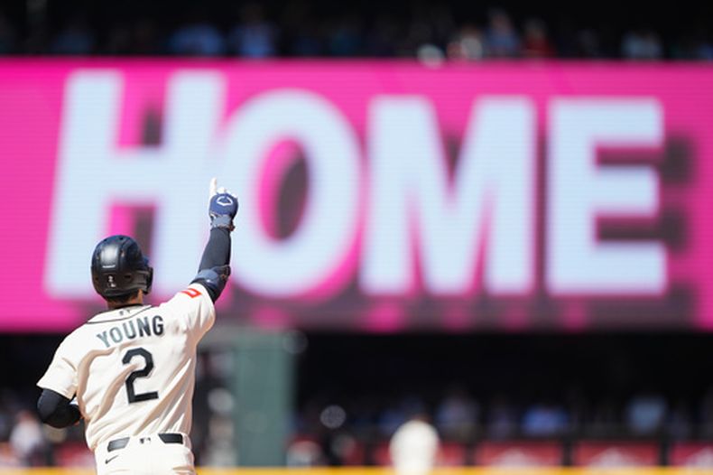 Cole Young, de los Marineros de Seattle, trota las bases después de batear un jonrón de dos carreras durante la séptima entrada del juego de béisbol de Grandes Ligas contra los Gigantes de San Francisco, el domingo 19 de julio de 2026, en Seattle. (AP Foto/Lindsey Wasson)